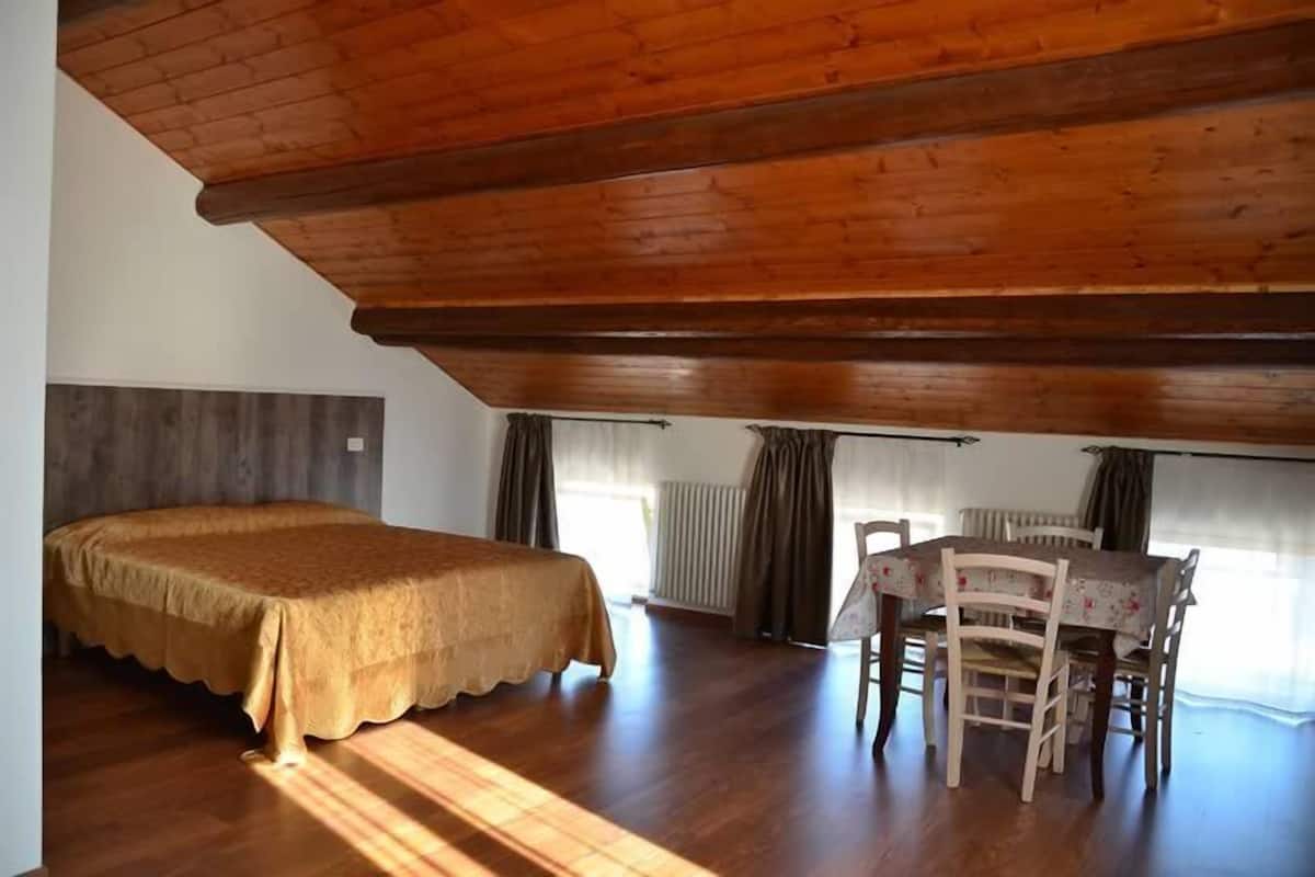 Estúdio, 1 cama Queen | Cortinas blackout, ferros/tábuas de passar roupa, berços grátis