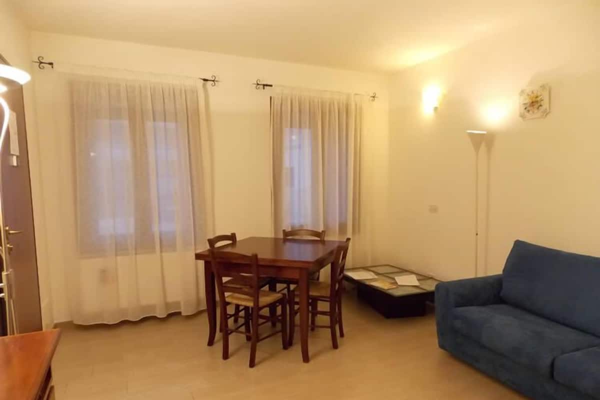Apartamento, 1 quarto | Sala de estar | TV