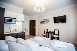 Skrivbord, mörkläggningsgardiner och strykjärn/strykbräda