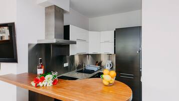 Business Apartment, 1 Queen Bed with Sofa bed, Non Smoking, City View | Private kitchenette | Full-size fridge, microwave, oven, stovetop