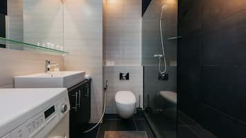 Appartamento Business, 1 letto queen con divano letto, non fumatori, vista città | Bagno | Doccia, asciugacapelli, asciugamani, sapone