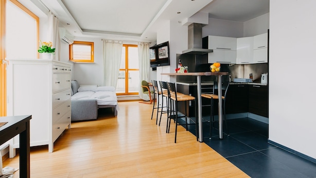 Eine moderne Wohnung mit Küche, Essbereich und Schlafzimmer.
