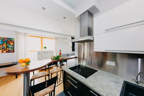 Appartamento Business, 1 letto queen con divano letto, non fumatori, vista città | Cucina privata | Frigorifero con congelatore, microonde, forno, piano cottura