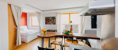 Business appartement, 1 queensize bed met slaapbank, niet-roken, uitzicht op stad | Privékeuken | Een koelkast/vriezer, een magnetron, een oven, een kookplaat