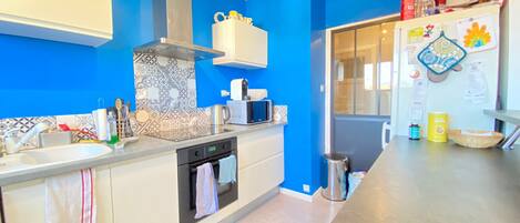 Een koelkast, een microgolfoven, een oven