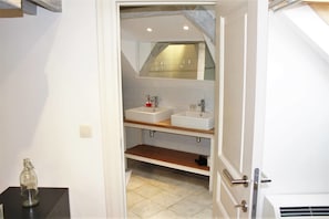 Apartamento, 2 camas Queen, para não fumantes | Banheiro | Chuveiro, produtos de toalete grátis, secador de cabelo 