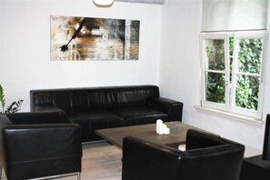Apartamento, 2 camas Queen, para não fumantes | 2 quartos, Wi-Fi de cortesia, roupa de cama