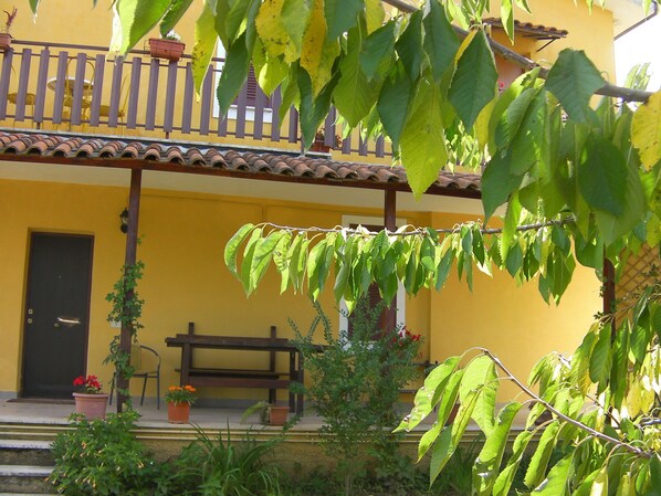 Vista frontal de la propiedad