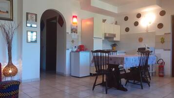 KĂŒhlschrank, Kochgeschirr/Geschirr/Besteck