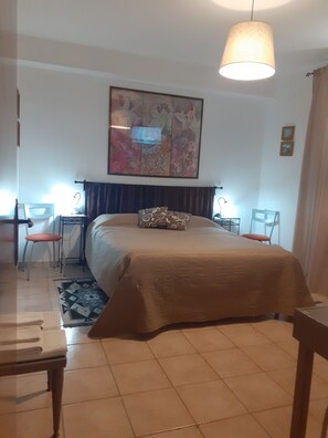 ダブルまたはツインルーム 専用バスルーム | デスク、WiFi (無料)、ベッドシーツ