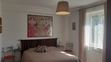 Desk, free WiFi, bed sheets