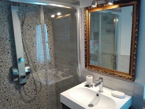 Deluxe-Doppelzimmer | Badezimmer | Dusche, Bademäntel, Hausschuhe, Bidet