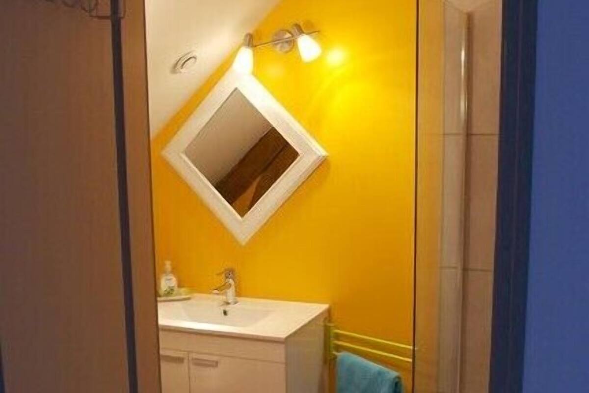 Habitación triple (La Boiserie) | Baño | Secador de pelo y toallas