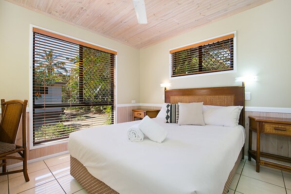 Two Bedroom Villa | In-room safe, iron/ironing board, bed sheets - South Gladstone Motel (South Gladstone)