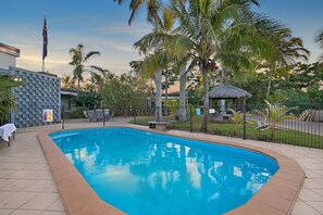 Outdoor pool - South Gladstone Motel (South Gladstone)