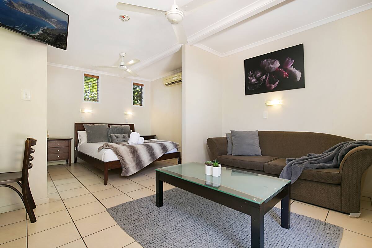 Classic Room | Living area | Flat-screen TV, Netflix, streaming services