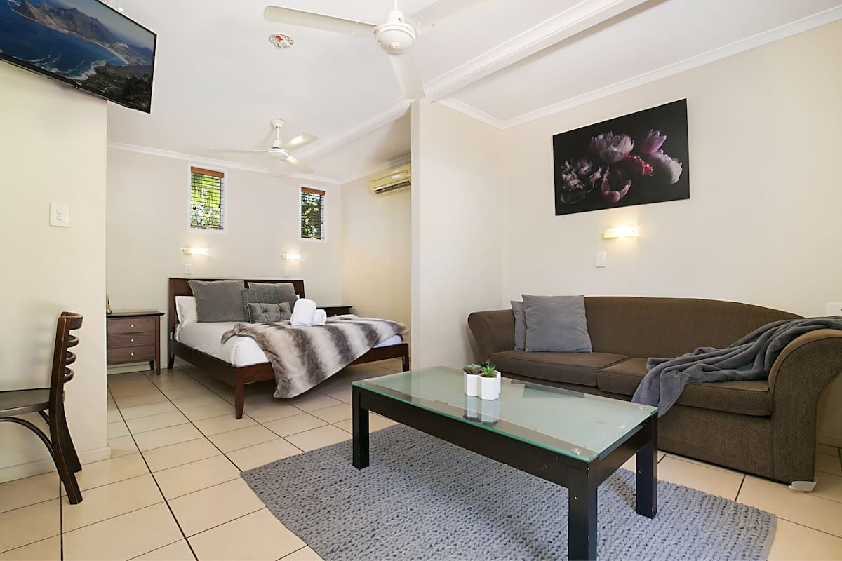 Classic Room | Ruang tamu | TV skrin rata, Netflix, perkhidmatan penstriman