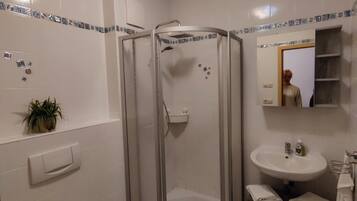 Haartrockner, Hausschuhe, Fußbodenheizung (Badezimmer), Handtücher