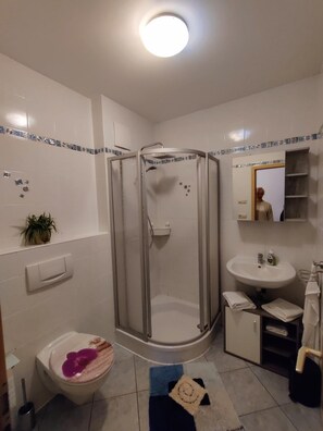 Hair dryer, slippers, heated floors, towels - Ferienwohnung Brunow (Neundorf)