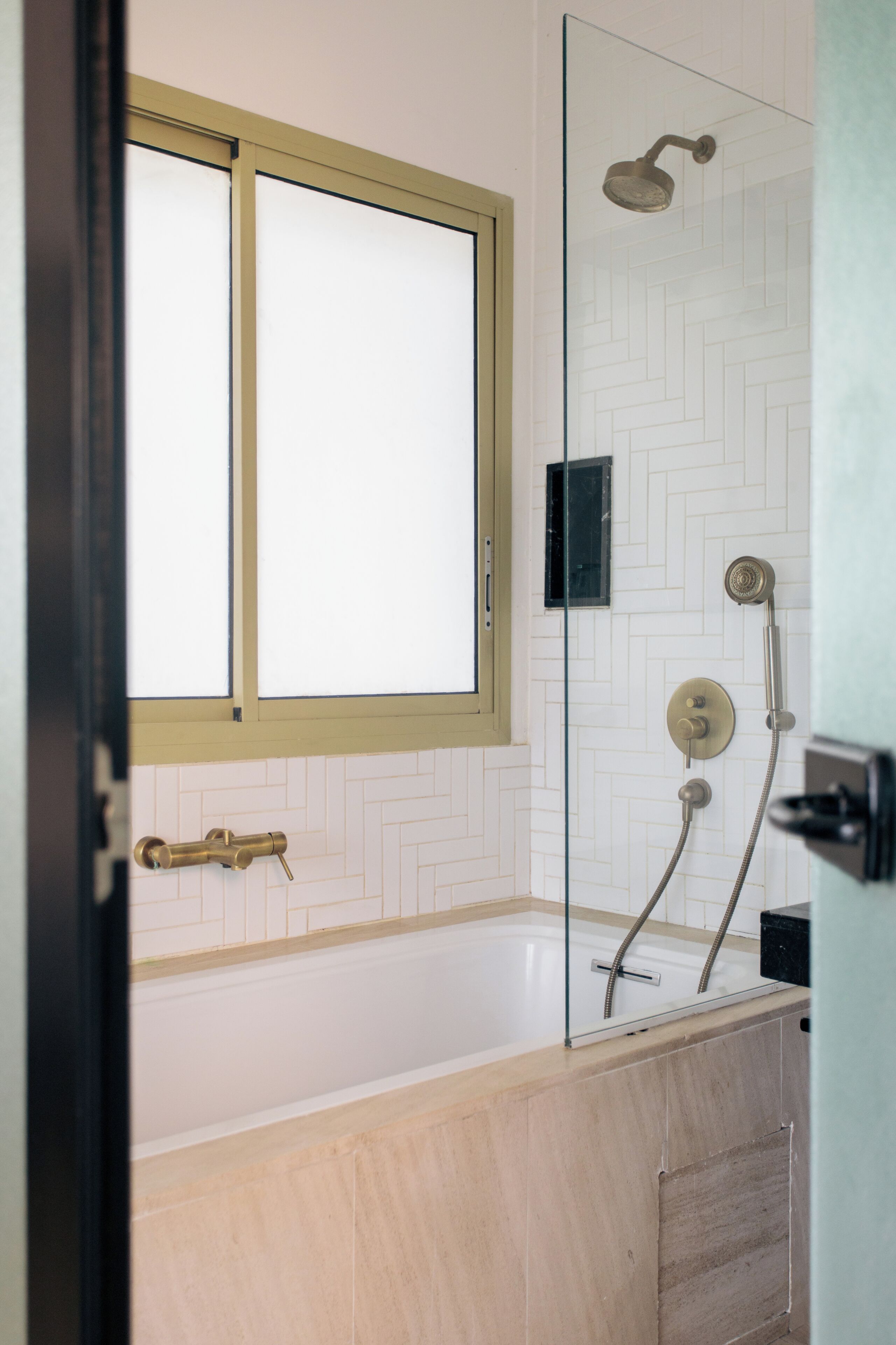 Quarto superior, 1 cama Queen, para não fumantes | Banheiro | Chuveiro, chuveiro com efeito de chuva, produtos de toalete de grife 