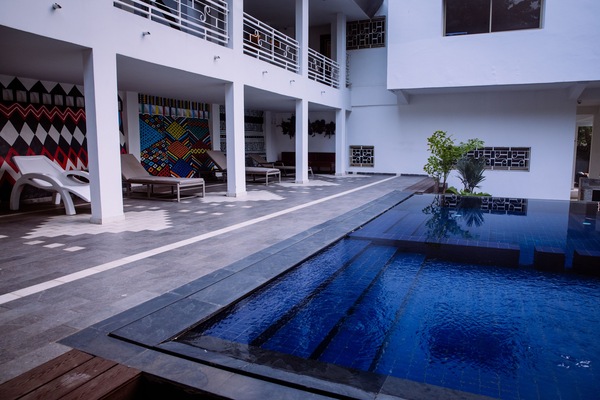 Una piscina al aire libre