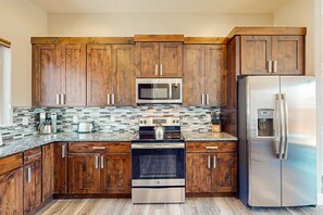 ثلاجة، ميكروويف، فرن، موقد طهي مسطح