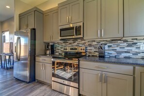 ثلاجة، ميكروويف، فرن، موقد طهي مسطح