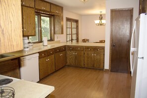 Fridge, microwave, oven, stovetop - Family and pet friendly house in beautiful Sandy Knoll County Park! (West Bend)