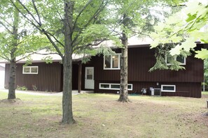 Exterior - Family and pet friendly house in beautiful Sandy Knoll County Park! (West Bend)