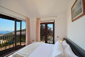 Villa | 4 bedrooms, iron/ironing board, free WiFi, bed sheets