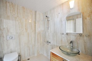 别墅 | 浴室 | 淋浴设施、吹风机、毛巾