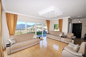 Vila | Área de estar | TV LCD, lareira, DVD player