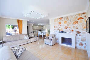 Vila | Área de estar | TV LCD, lareira, DVD player