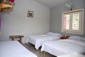 Dreibettzimmer | Minibar, Bügeleisen/Bügelbrett, Bettwäsche