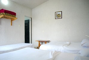 Dreibettzimmer | Minibar, Bügeleisen/Bügelbrett, Bettwäsche