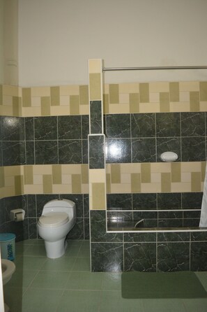 Doppel- oder Zweibettzimmer | Badezimmer | Dusche, kostenlose Toilettenartikel, Handtücher