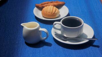 Daily cooked-to-order breakfast (USD 3 per person)