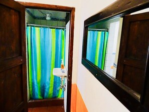 Deluxe Double Room, 1 Double Bed, Non Smoking | Bathroom | Shower - Banana Azul (Antigua Guatemala)