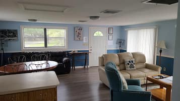 Ferienhaus, 1 Schlafzimmer (River House) | Bügeleisen/Bügelbrett, Bettwäsche