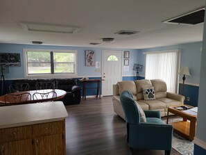 Hus, 1 soverom (River House) | Strykejern/-brett og sengetøy