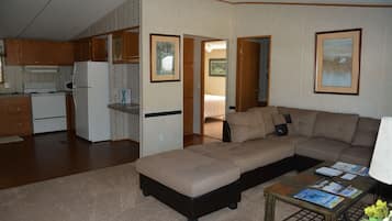 House, 3 Bedrooms (Liar's Den House) | Living room | TV