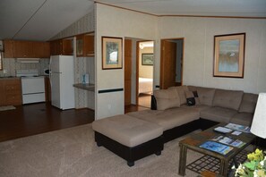 Casa, 3 habitaciones (Liar's Den House) | Sala de estar | Televisión 