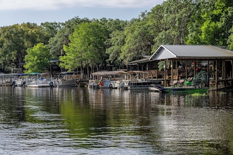 Marina/club náutico. Camp Mack Lodge, Marina & RV Resort