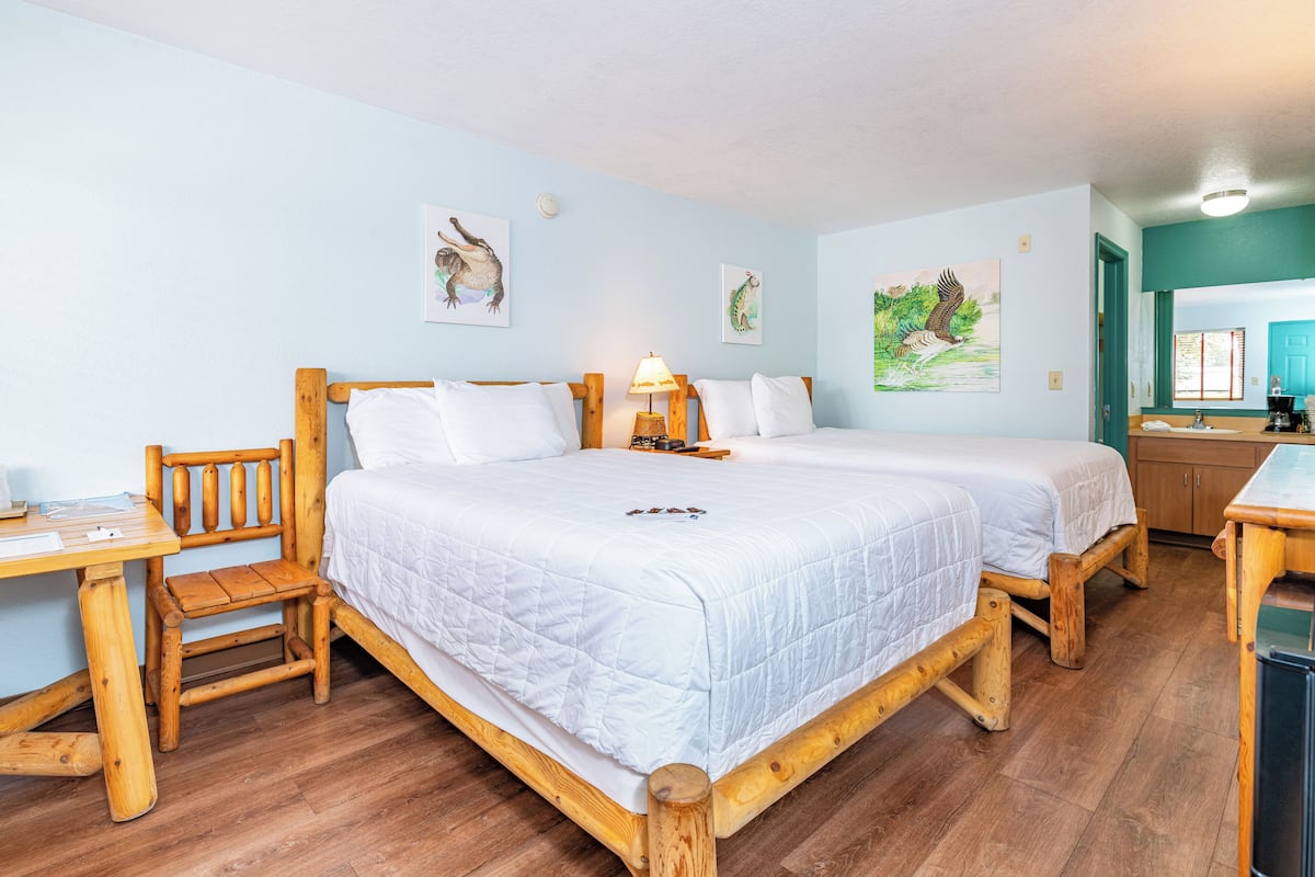 Standard-Doppelzimmer, 2 Queen-Betten (Standard Lodge Room) | Bügeleisen/Bügelbrett, Bettwäsche