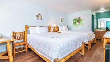 Tabla de planchar con plancha y ropa de cama