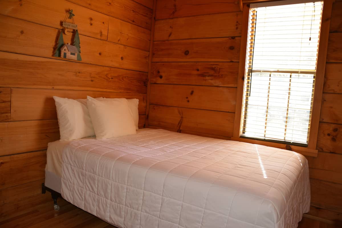 Tabla de planchar con plancha y ropa de cama 