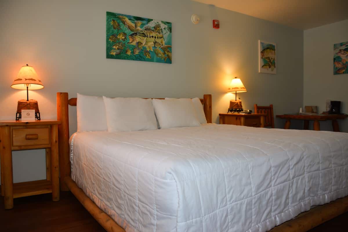 Standard-Doppelzimmer, 1 King-Bett, barrierefrei (Accessible Lodge Room) | Bügeleisen/Bügelbrett, Bettwäsche