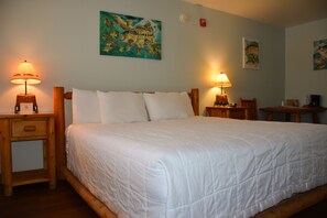 Dobbeltrom – standard, 1 kingsize-seng, tilgjengelighetstilpasset (Accessible Lodge Room) | Strykejern/-brett og sengetøy