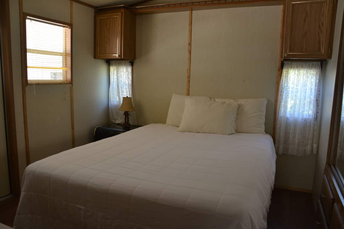 Tabla de planchar con plancha y ropa de cama 