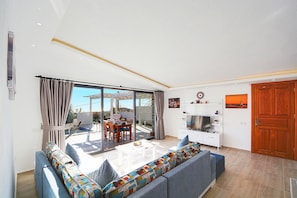 Villa | Wohnzimmer | LCD-Fernseher